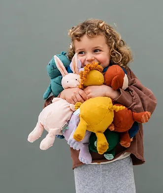 Niña pequeña con juguetes