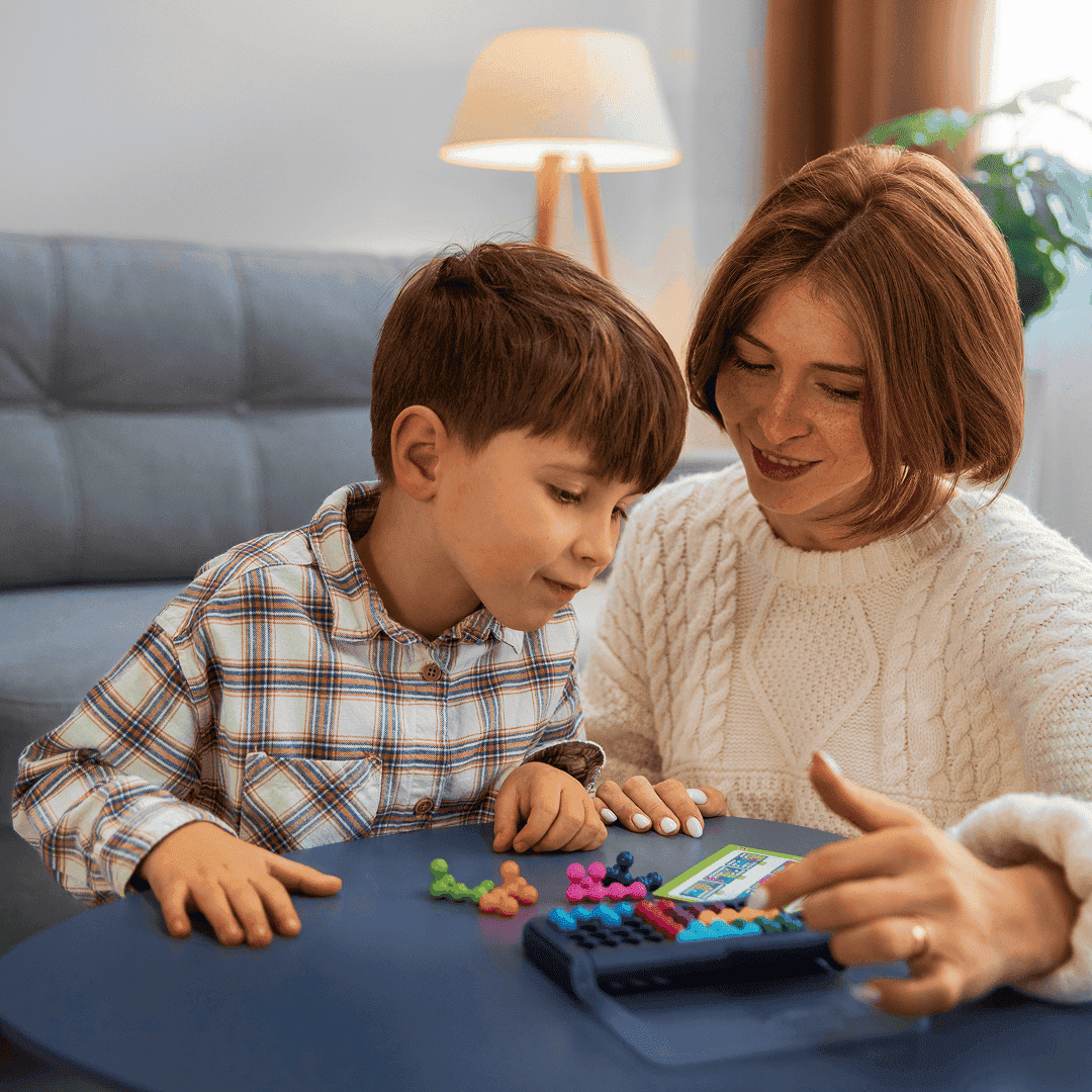 Madre acompañando a su hijo con autismo
