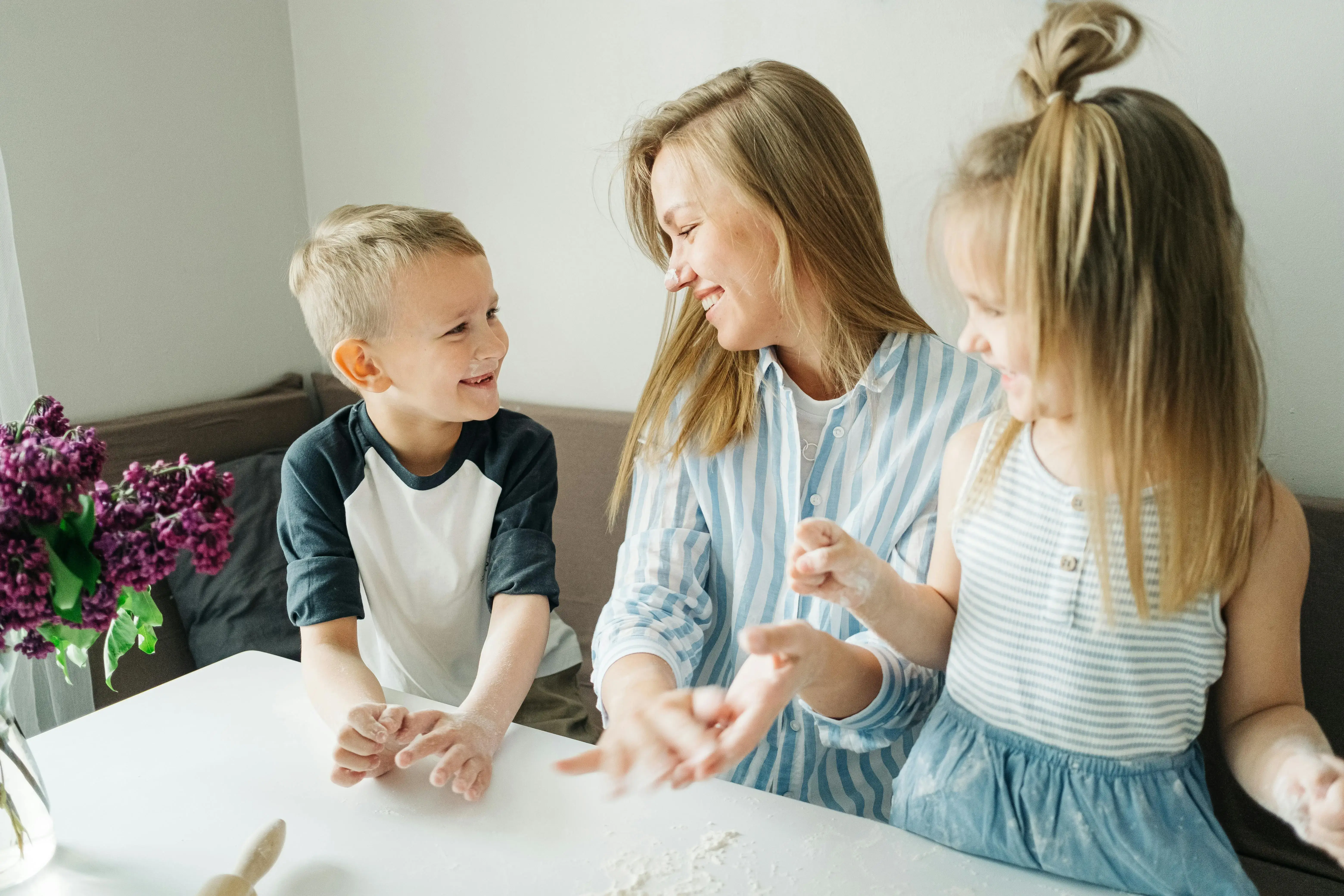 Familia feliz en sesión de terapia ABA